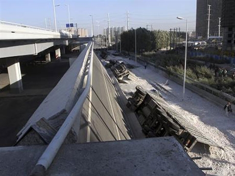 Cầu trăm triệu USD sập, nhiều xe tải nát vụn