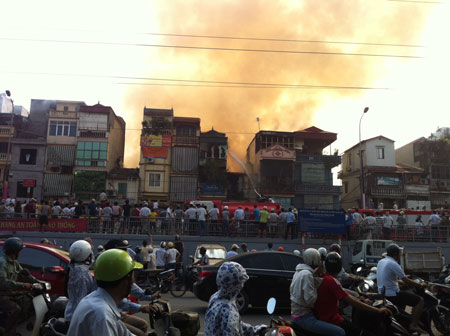 Hà Nội: Hỏa hoạn thiêu rụi hàng chục ngôi nhà, một người tử vong