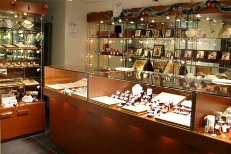 Moskva: Khách mua thôi miên nhân viên bán hàng, chiếm đoạt hơn 1 triệu rúp