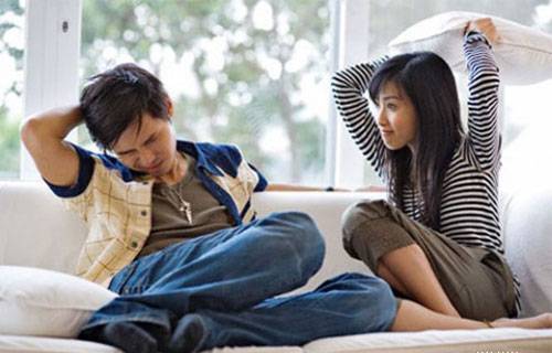 Khổ vì vợ quá... trẻ!