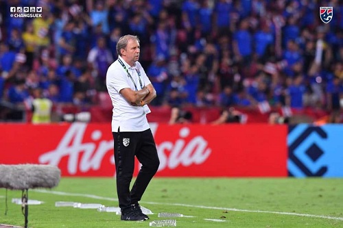 Thái Lan bị loại tức tưởi, HLV Rajevac trách móc Kraisorn