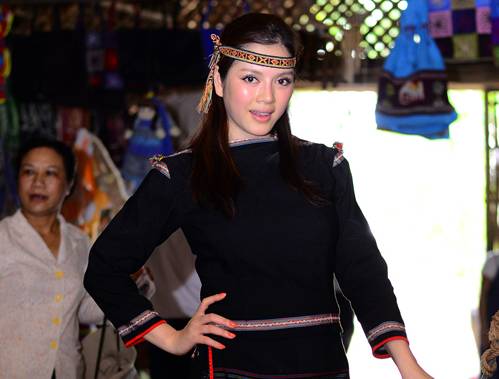 Lý Nhã Kỳ làm cô gái Ê Đê