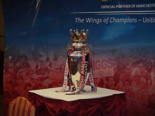 Cận cảnh Cúp NHA của MU tại Việt Nam (Video)