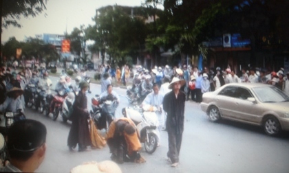 Choáng với cảnh tiểu sư thày “tung chưởng”, ném mũ cối trên phố