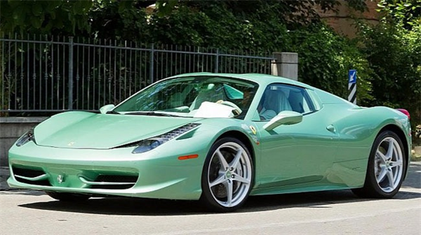 Màu yêu thích của Hồ Ngọc Hà hiện diện trên Ferrari