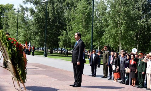 Chủ tịch nước Trần Đại Quang đặt lẵng hoa tại Tượng đài Chủ tịch Hồ Chí Minh