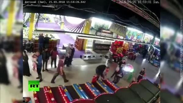 Video: Khoảnh khắc ngọn lửa bùng phát trước khi thiêu rụi trung tâm thương mại Nga