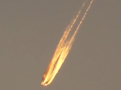 Bí ẩn vệt sáng như lửa xẹt ngang trời bị nghi là UFO