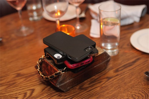 Mốt rời xa điện thoại di động của giới trẻ Mỹ