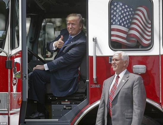Tổng thống Trump đội mũ cao bồi, lái xe cứu hỏa để quảng cáo hàng Mỹ