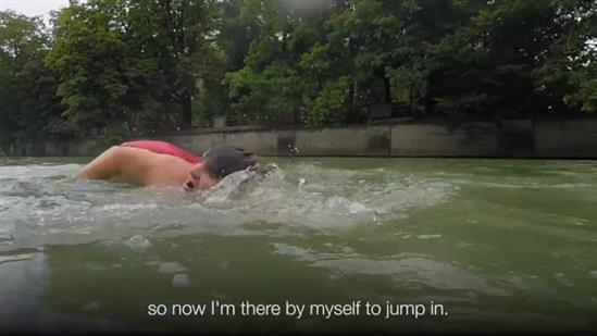 Ghét tắc đường, nhảy sông bơi 2km đi làm mỗi ngày