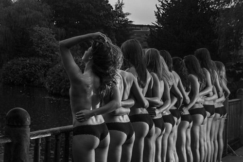 18 nữ sinh cởi đồ giữa giá rét chụp ảnh gây quỹ từ thiện