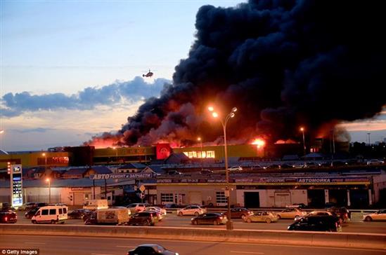 Hiện trường cháy chợ kinh hoàng ở Moscow