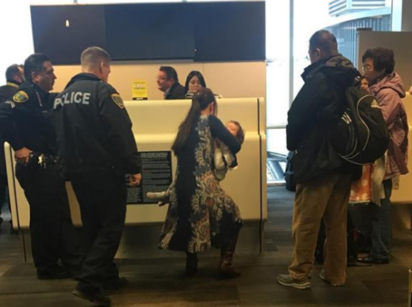 Người phụ nữ bị đuổi khỏi máy bay vì cho con bú