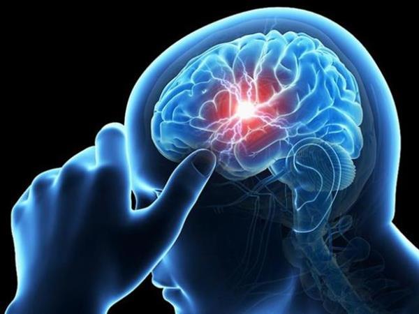 Thấy bạn bè người thân có dấu hiệu này lúc ăn cơm hãy đưa đi viện gấp, coi chừng xuất huyết não