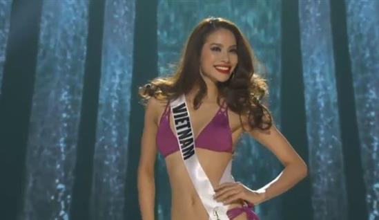 Dư luận xôn xao vì màn diễn bikini của Phạm Hương
