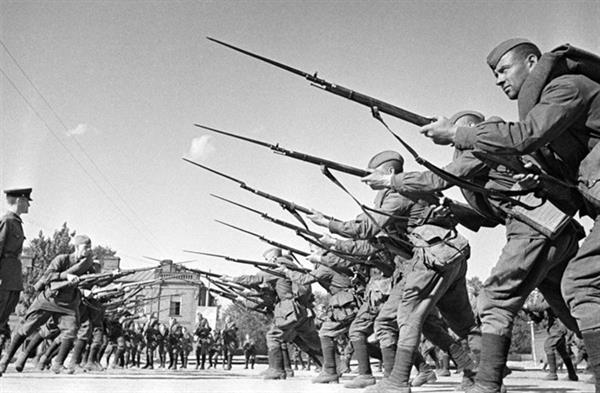 Nga giải mật quyết định 'ném bom Romania' của tướng Zhukov