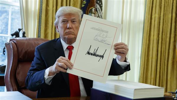 [Infographic] Chính sách thuế quan của ông Trump ảnh hưởng tới kinh tế Mỹ như thế nào?