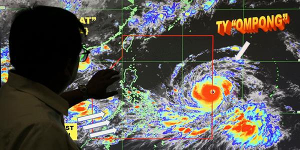 Bão Mangkhut chuẩn bị đổ bộ, dân Hong Kong, Trung Quốc gấp rút di tản