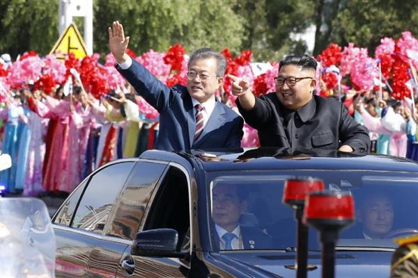 Video hàng nghìn người hô vang 'Thống nhất' khi xe chở ông Kim Jong-un, Moon Jae-in đi qua