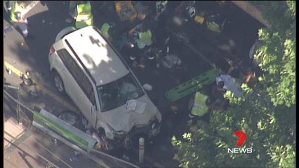 Xe ôtô tông vào người đi bộ ở Melbourne