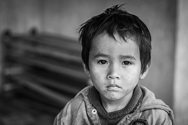 Cậu bé ngoan và ánh mắt của người khác