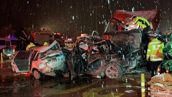 Trung Quốc: Xe tải tông liên tiếp 31 xe, 15 người chết