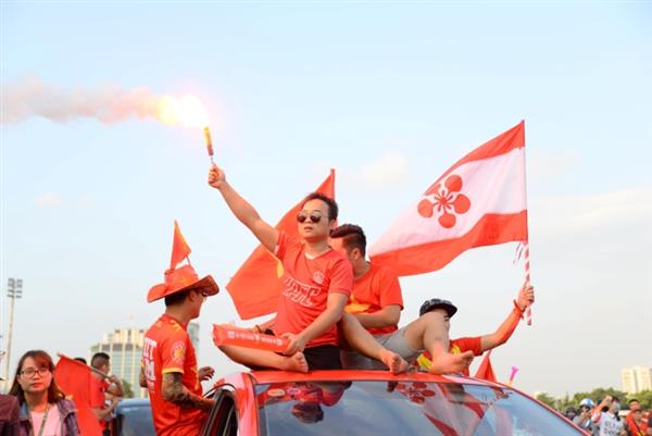 CĐV “nhuộm đỏ” Mỹ Đình, ủng hộ ĐT Việt Nam đánh bại Malaysia