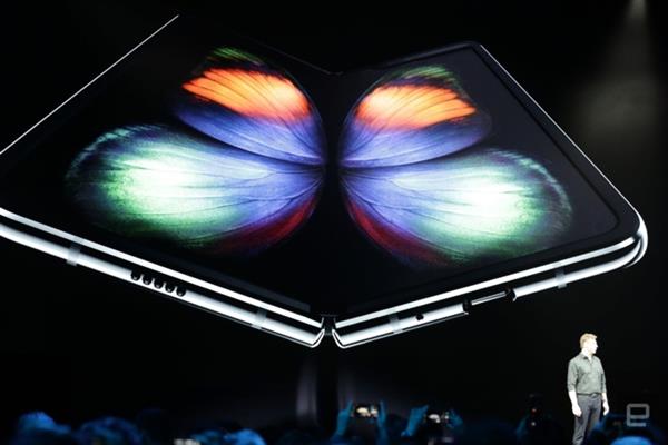 Cận cảnh smartphone có thể gập Galaxy Fold của Samsung