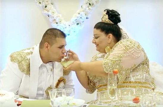 Đám cưới ngập tiền vàng của cô dâu béo khiến dân mạng phát sốt