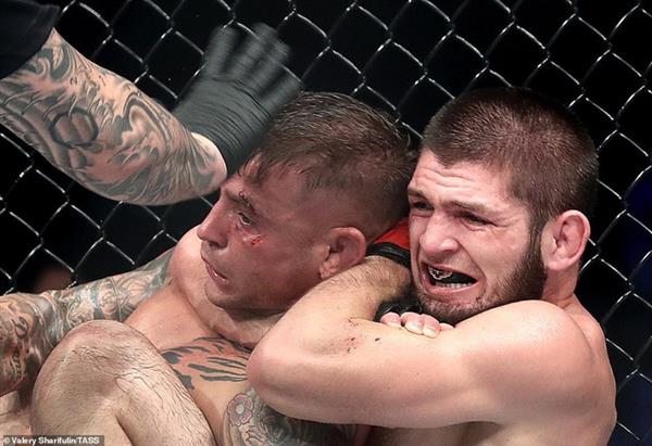 'Độc cô cầu bại' Khabib tung đòn siết cổ hạ knock-out đối thủ