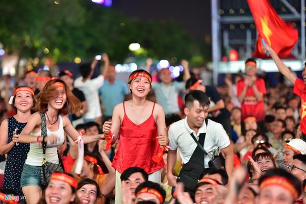 CĐV ăn mừng chiến thắng trước UAE