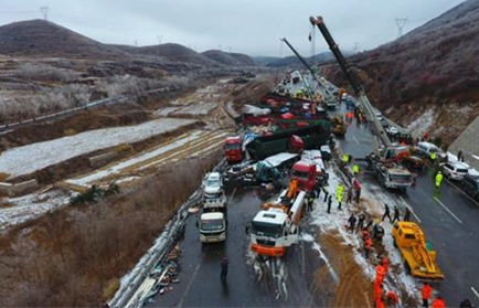 Xe cộ bẹp dúm trong tai nạn liên hoàn 56 ôtô ở Trung Quốc