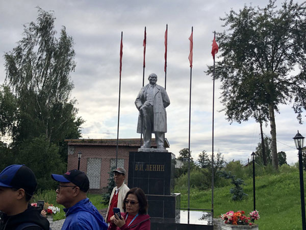 Tượng đài Lenin trên dặm dài đôi bờ Volga