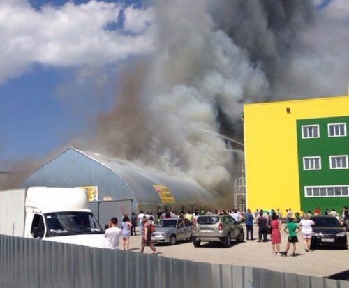 Cháy kho chứa hàng cạnh chợ Việt Nam