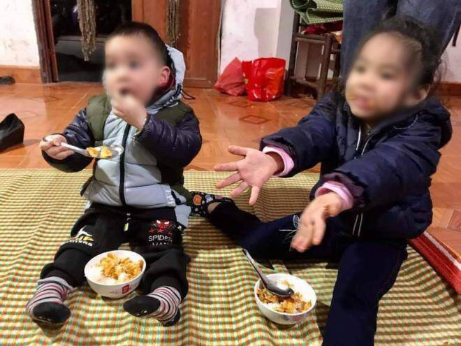 2 cháu bé bị bỏ trên đê giữa trời lạnh kèm dòng chữ ''bố mẹ đều đã chết, nhờ nuôi hộ''