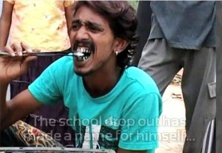 Kinh hãi xem chàng trai ăn than đang nóng đỏ