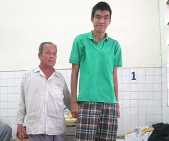 Phẫu thuật “hãm” chiều cao cho bệnh nhân 2,03 mét