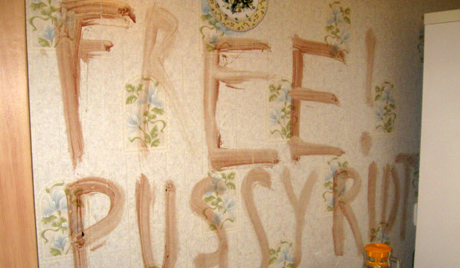 Án mạng với dòng chữ 