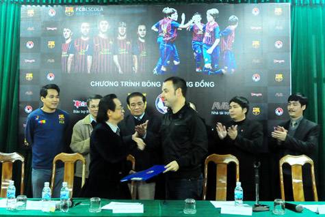 Ông Phạm Nhật Vũ được Barcelona tặng áo thi đấu