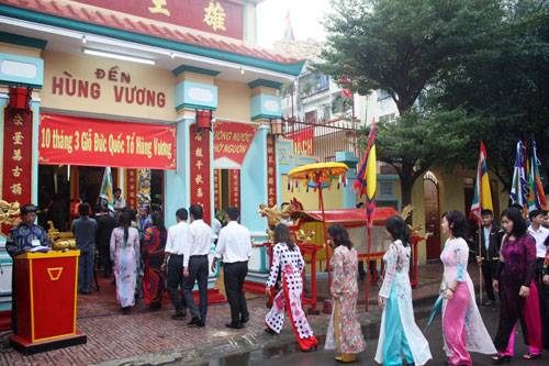 Dâng hương tưởng nhớ các vua Hùng