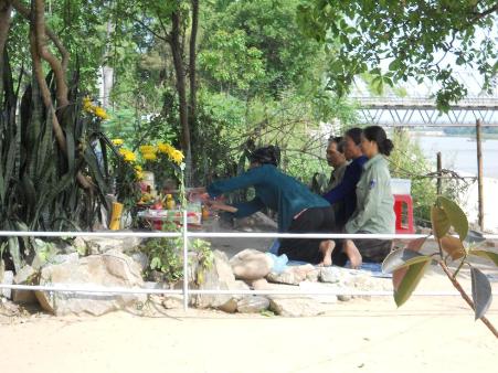 Lại khôi hài chuyện đòi xây miếu thờ vì... tổ kiến