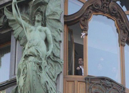 Triệu phú Nga chơi trội, ném tiền cho đám đông