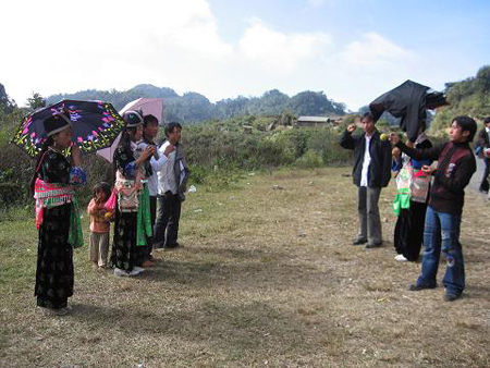 Nửa đêm bị cướp về làm vợ... bé gái thét lên kinh hoàng