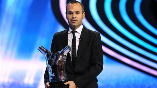 Iniesta sít sao đoạt Quả bóng vàng châu Âu