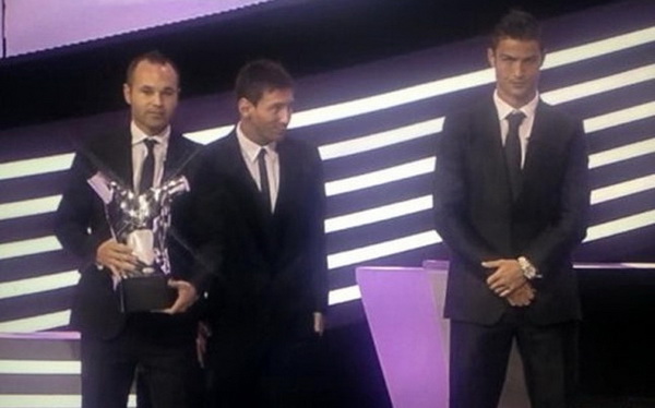 C.Ronaldo bị “ném đá” tơi tả trên mạng xã hội