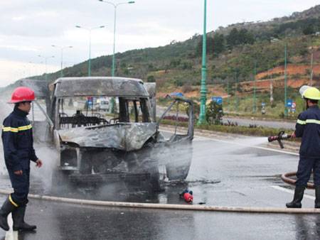 Ô tô du lịch bất ngờ cháy rụi, hơn 10 người thoát chết