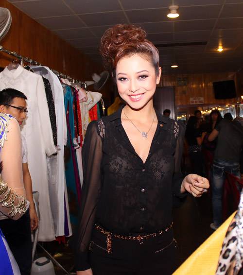 Jennifer Phạm lại... khoe