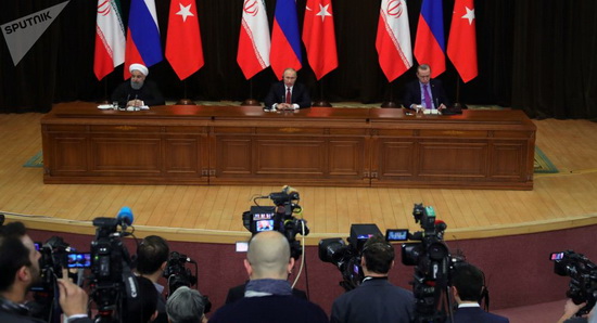 Họp báo ở Sochi, ông Putin làm đổ ghế ông Erdogan (Video)