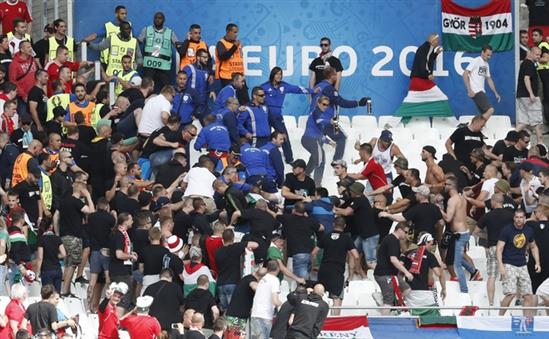 CĐV Hungary tấn công nhân viên an ninh trong sân Velodrome